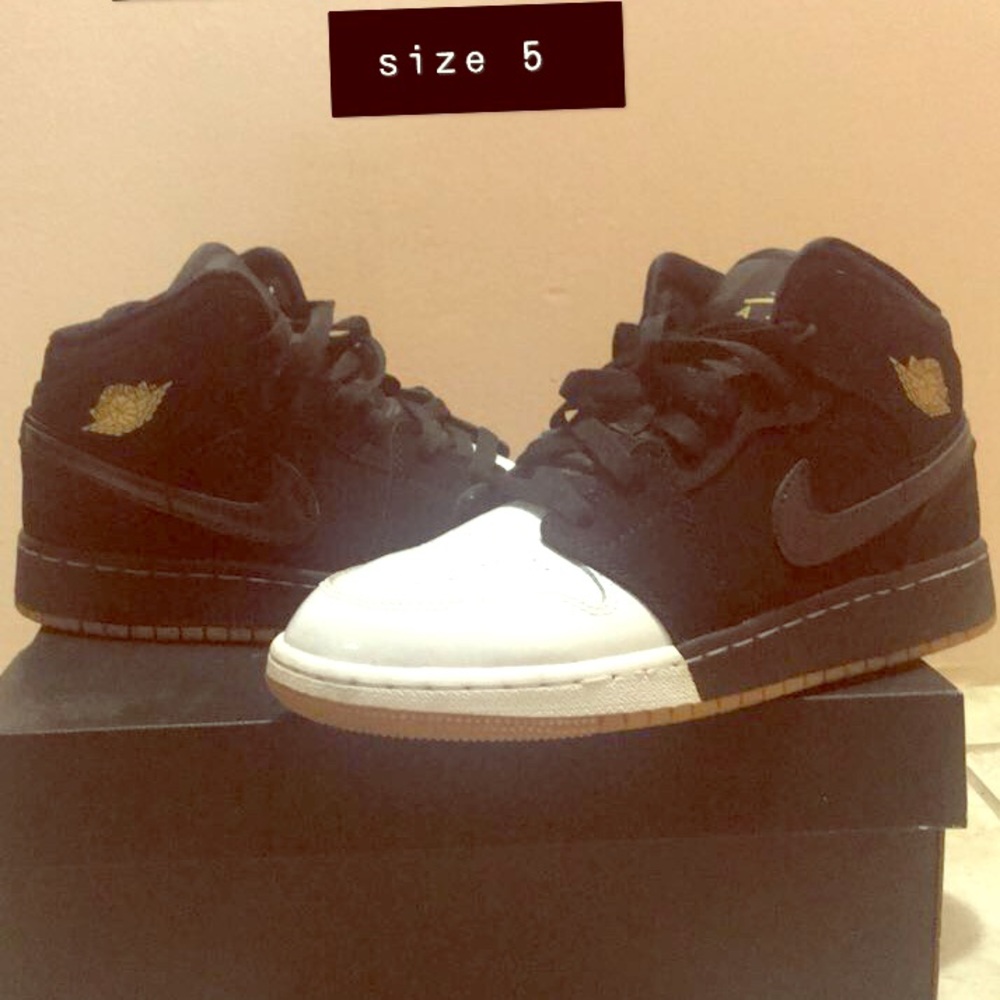Jordan 1s Mid size 5y Big Kids